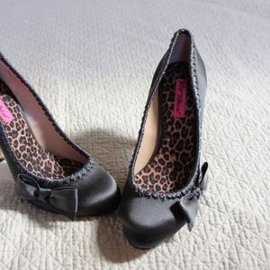 Betsey Johnson Nelson Bow Pumps - size 8